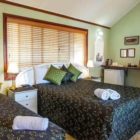 Ainslie Manor Bed And Breakfast Redcliffe Exterior photo